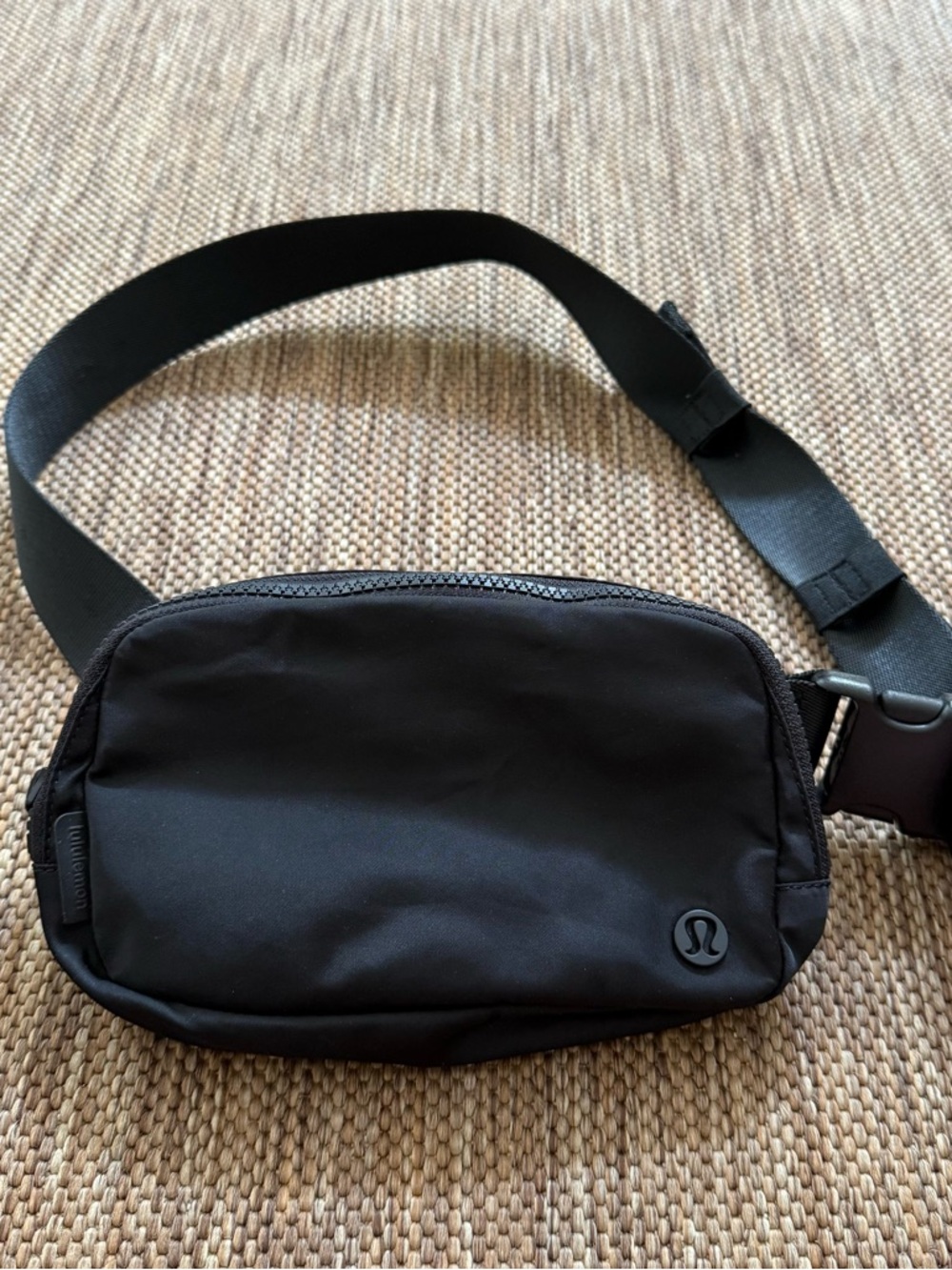 Lululemon Hip Pack Bag Womens Black Adjustable Belt Sling Bag Fanny Pack.